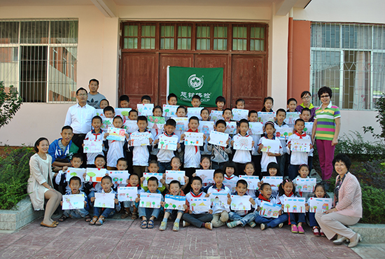 6.jpg 慈銘體檢心理團隊與高興鎮小學生們合影留念