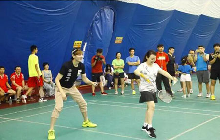 5世界羽毛球冠軍鮑春來,著名演員關玲與選手打友誼賽.jpg 5世界羽毛球冠軍鮑春來,著名演員關玲與選手打友誼賽.jpg