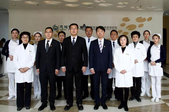 6慈銘體檢集團聯席總裁韓圣群,北京公司常務副總張碩和醫療管理團隊及員工代表集體向社會鄭重承諾“生命之托,質量為本”.jpg 6慈銘體檢集團聯席總裁韓圣群,北京公司常務副總張碩和醫療管理團隊及員工代表集體向社會鄭重承諾“生命之托,質量為本”.jpg