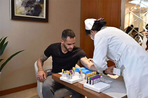 10慈銘奧亞醫(yī)護(hù)人員給中赫國安球員采血2.jpg 10慈銘奧亞醫(yī)護(hù)人員給中赫國安球員采血2.jpg