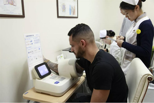 12慈銘奧亞醫(yī)護(hù)人員給中赫國安球員測量血壓.jpg 12慈銘奧亞醫(yī)護(hù)人員給中赫國安球員測量血壓.jpg