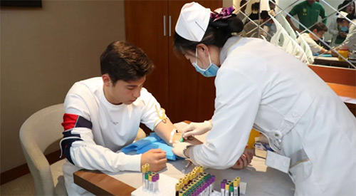 13慈銘奧亞醫(yī)護(hù)人員給中赫國安球員采血4.jpg 13慈銘奧亞醫(yī)護(hù)人員給中赫國安球員采血4.jpg