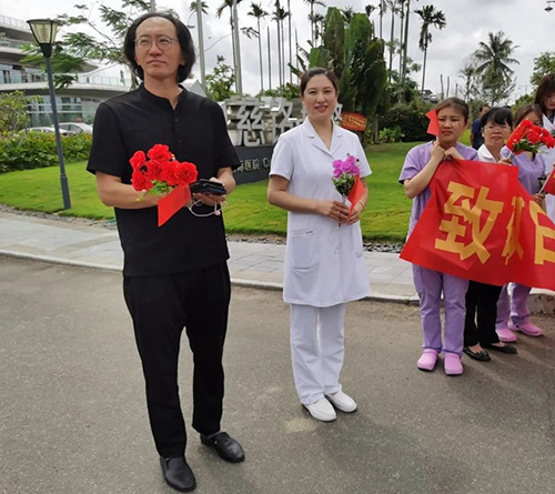 9慈銘集團董事長胡波在海南博鰲向援鄂醫(yī)護人員致敬.jpg 9慈銘集團董事長胡波在海南博鰲向援鄂醫(yī)護人員致敬.jpg