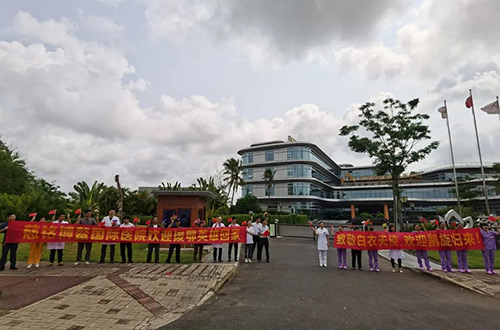 10慈銘體檢集團董事長胡波書記在海南博鰲迎接醫(yī)療隊員凱旋.jpg 10慈銘體檢集團董事長胡波書記在海南博鰲迎接醫(yī)療隊員凱旋.jpg