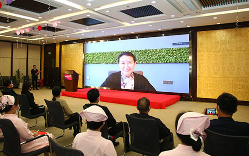 2慈銘體檢集團創(chuàng)始人兼總裁韓小紅博士與現(xiàn)場視頻連線.jpg 2慈銘體檢集團創(chuàng)始人兼總裁韓小紅博士與現(xiàn)場視頻連線.jpg