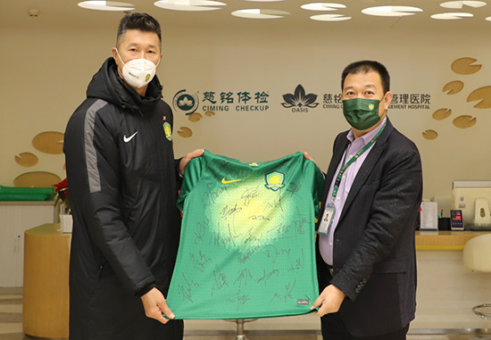 1611623867621056.jpg 3慈銘集團聯(lián)席總裁韓圣群與中赫國安領(lǐng)隊符兵合影互贈禮物2.jpg