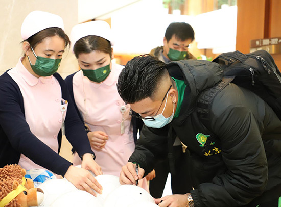 1611624011758030.jpg 9中赫國安隊員慈銘體檢現(xiàn)場簽名2.jpg