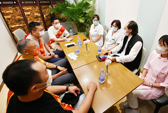 5慈銘體檢董事長胡波與醫院領導和北京榜樣人員座談會.jpg