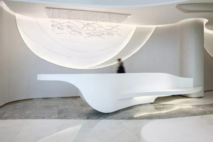 一個讓你仿若穿越時空的科技展廳，展示未來生活形態(tài)插圖